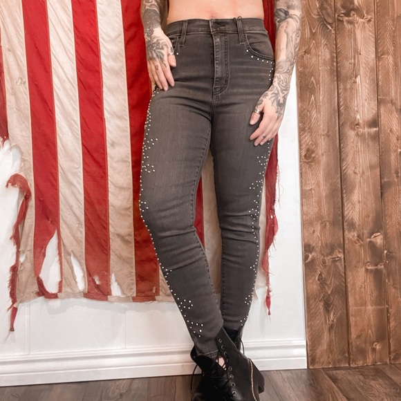 Levi's x Dolls Kill Roped Studded In Mile High Skinny Jeans in Light Grey - Picture 5 of 7